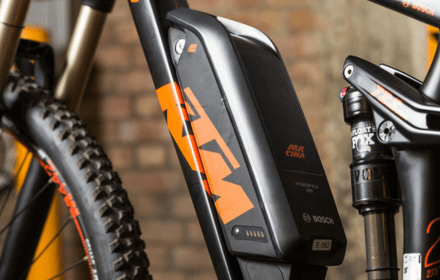 Baterie elektrokola připravená k servisu a diagnostice v cykloservisu v Liberci