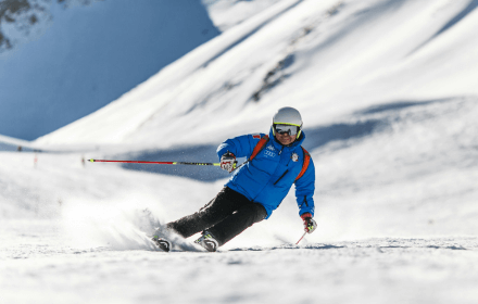 Lyžař na svahu - servis lyží a snowboardů Liberec
